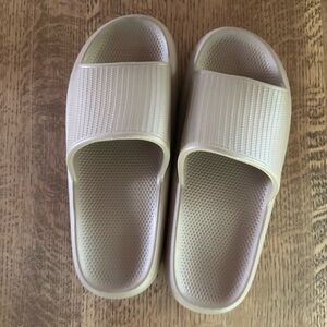 LAST CALL BEFORE ITS DONATED ⭐️Beige/Tan Slide Sandals, size 7.5-8.5 W/6-7 M⭐️